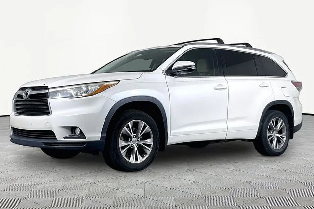 Used 2015 White Toyota XLE V6 image 1