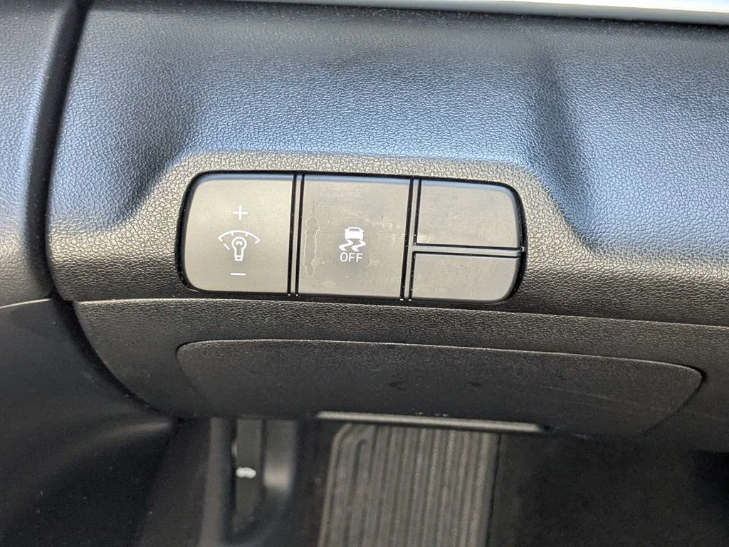 Used 2025 Black Hyundai SEL Convenience image 25