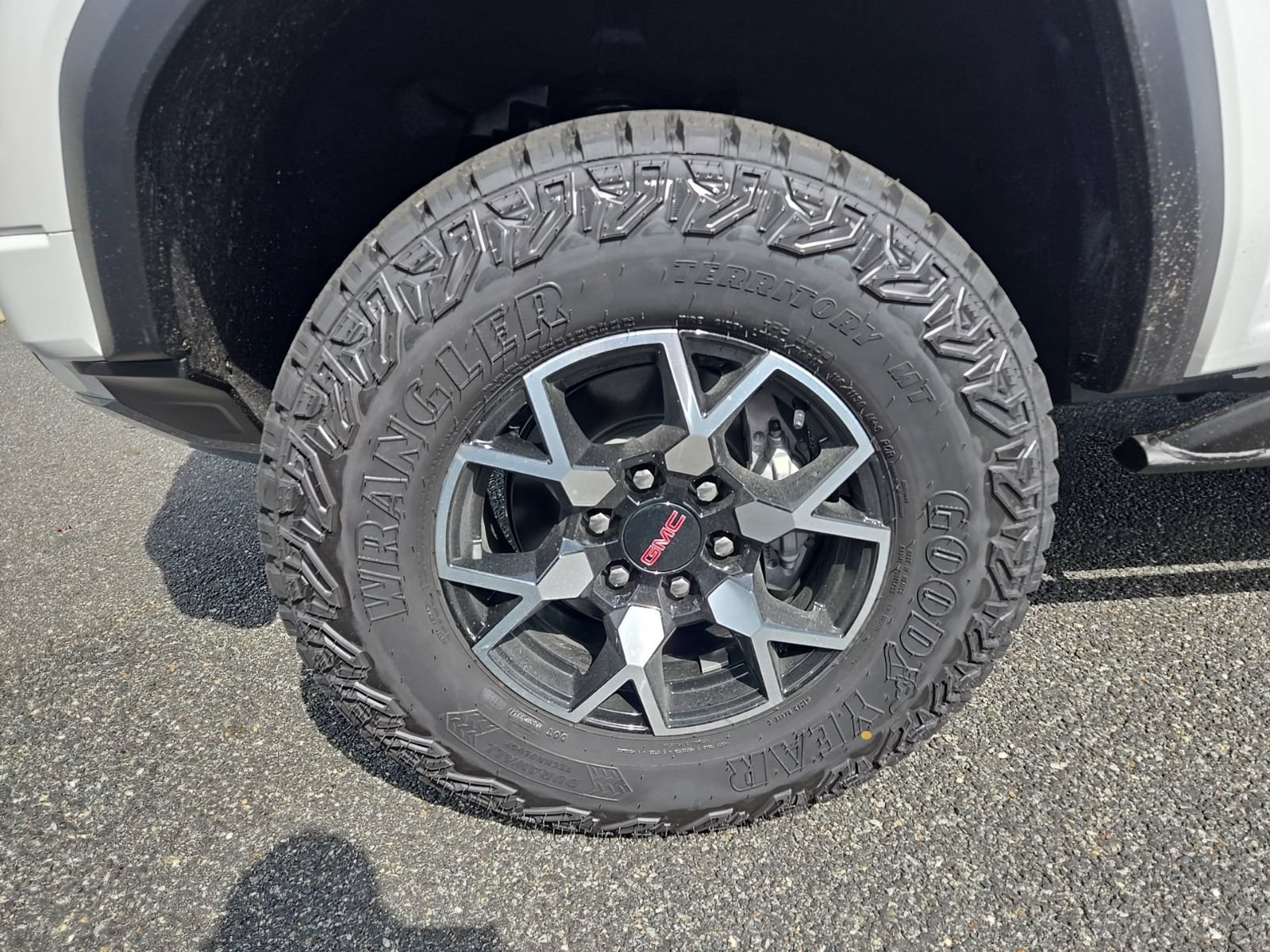 2026 GMC Canyon AT4X - Photo 18