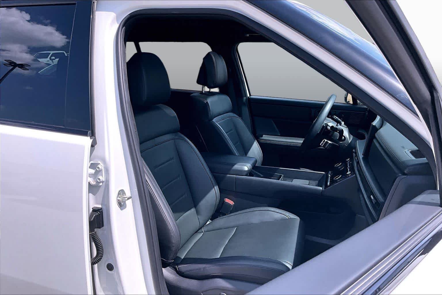 Used 2025 Serenity White Hyundai Calligraphy image 9