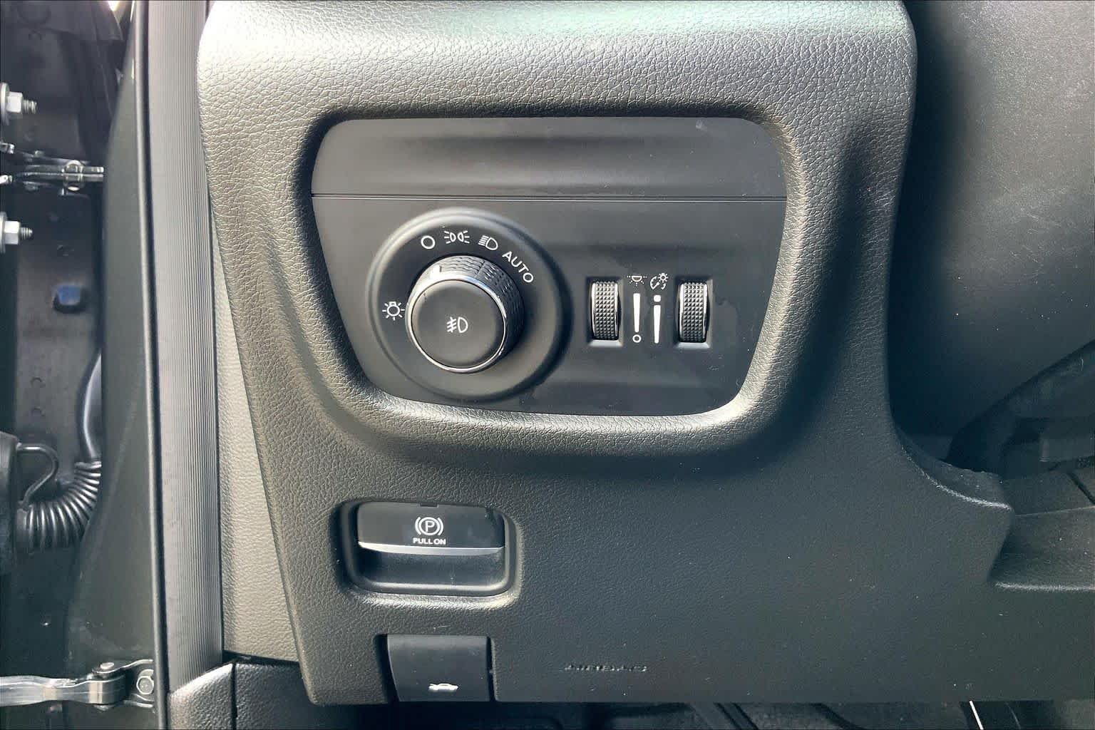 Used 2023 Rocky Mountain Pearlcoat Jeep Limited image 23