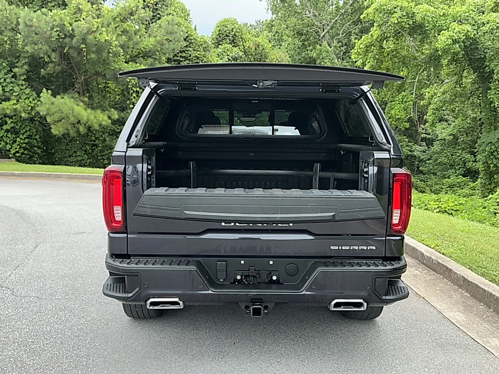 Used 2023 Titanium Rush Metallic GMC 4WD Crew Cab Short Box Denali image 17