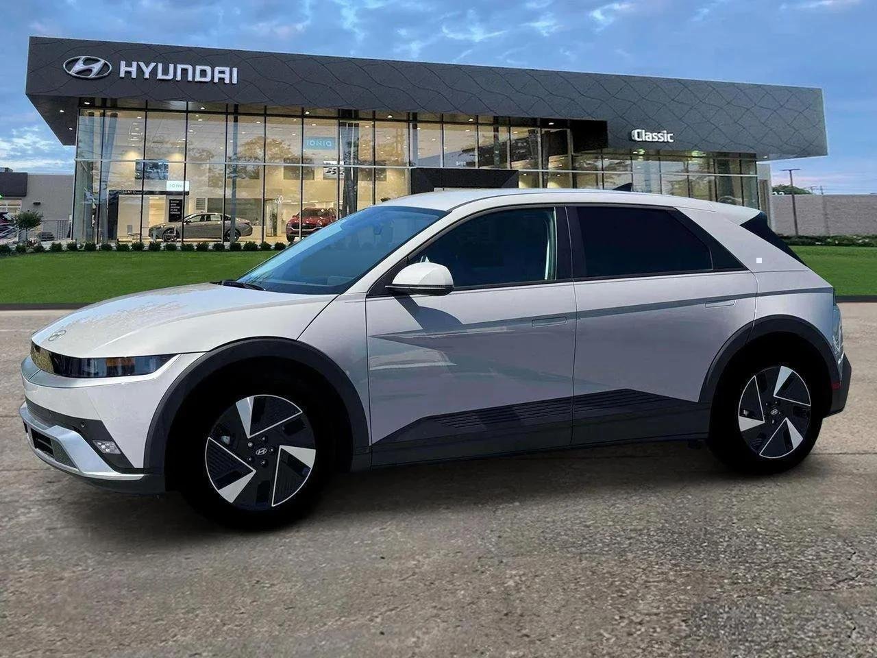 New 2025 Cyber Gray Hyundai SE image 2