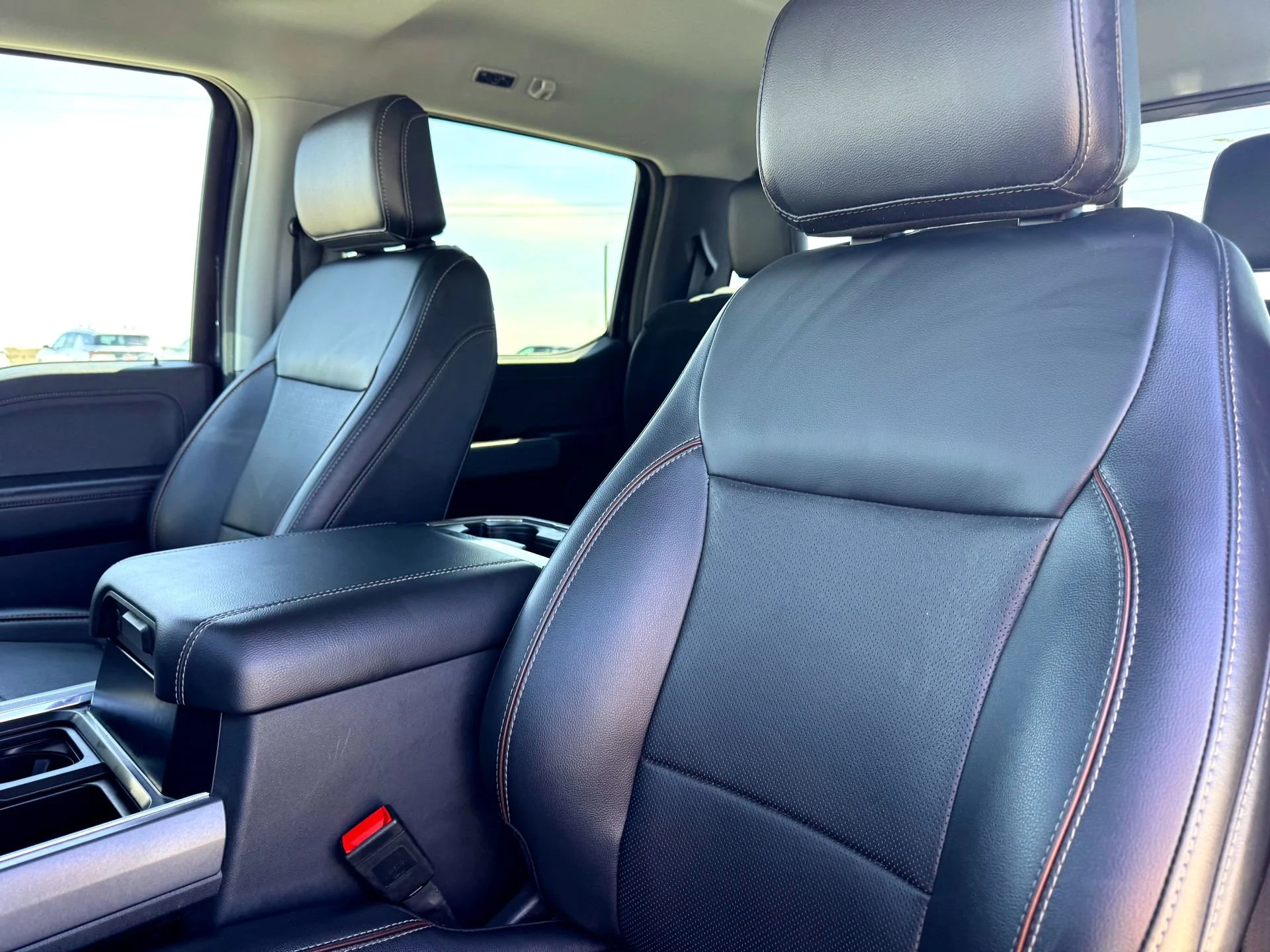 Used 2024  Ford Lariat image 13
