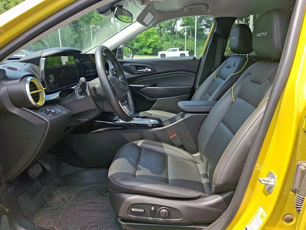 Used 2025 Yellow Chevrolet ACTIV image 14