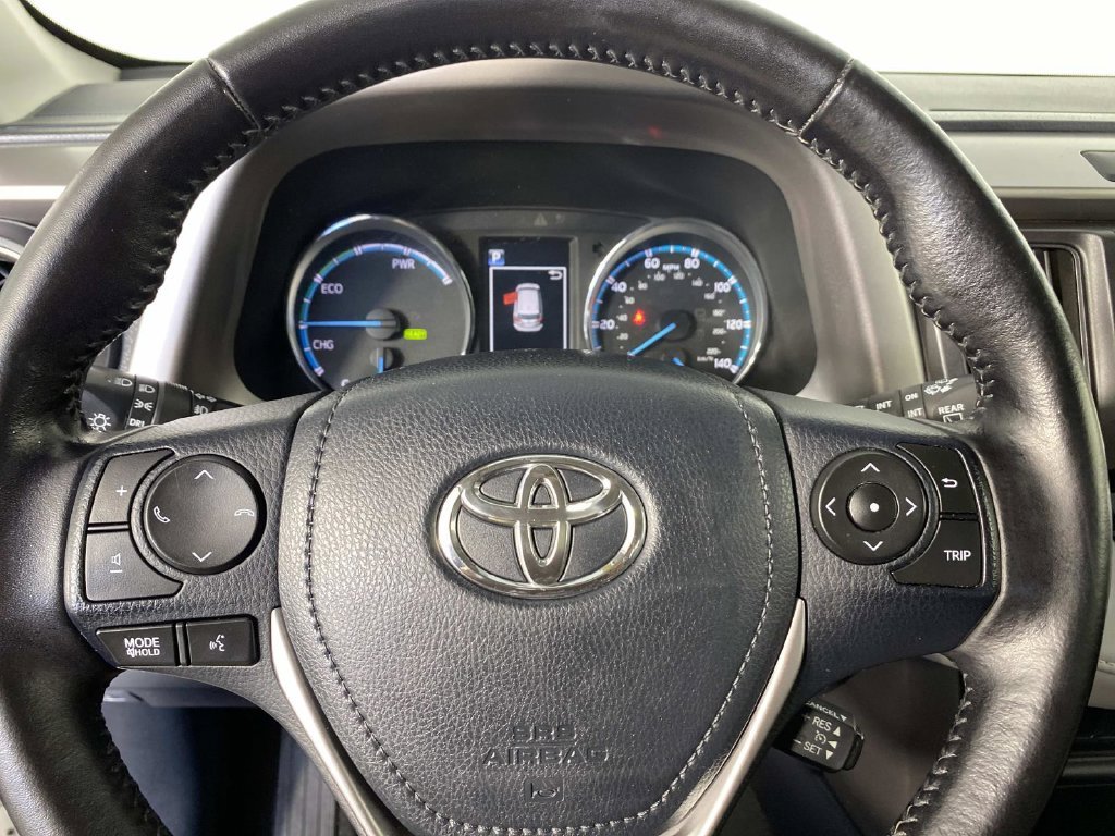Used 2016 White Toyota XLE image 15