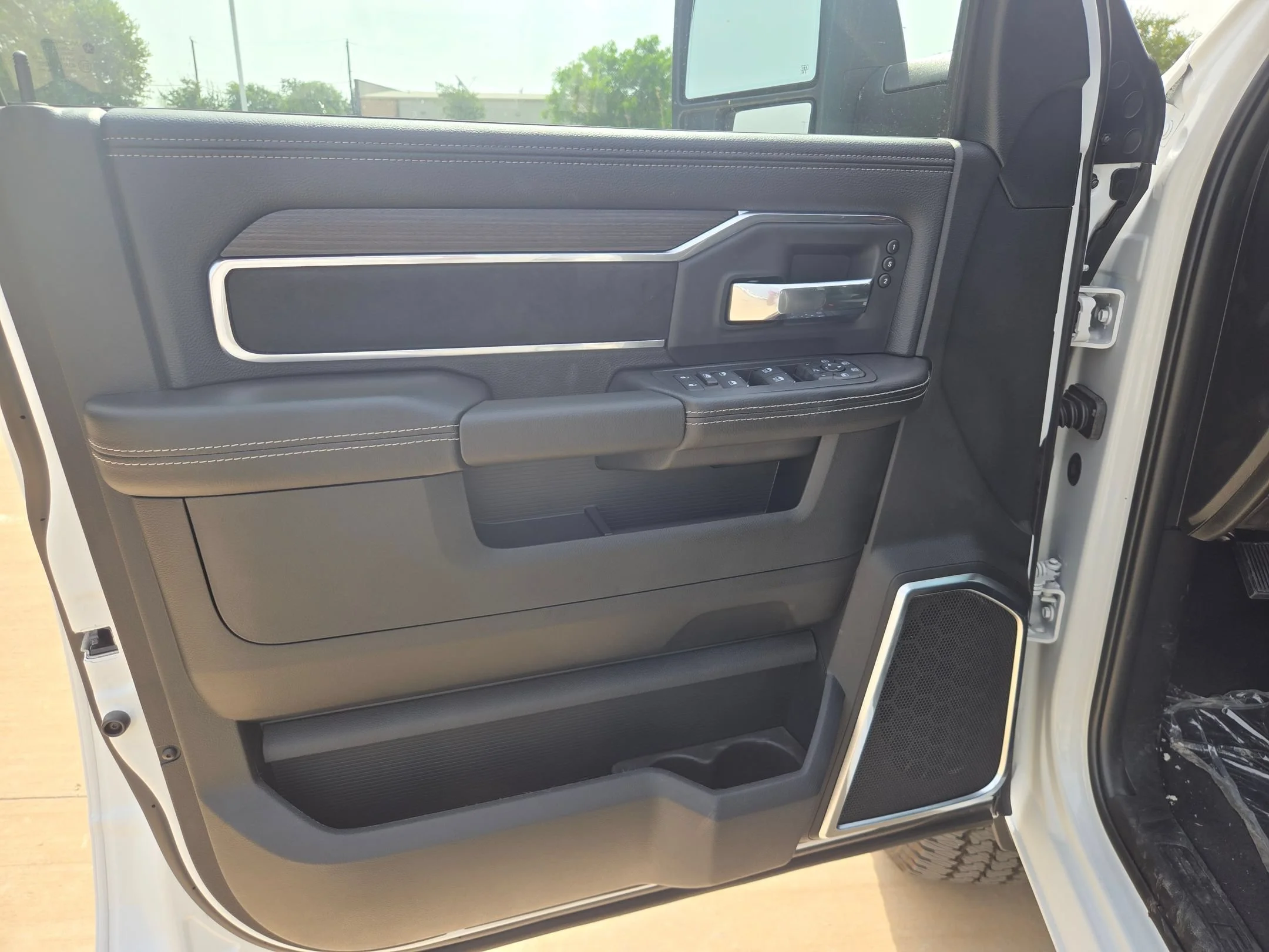 New 2026 Bright White Clear-Coat Exterior Paint RAM Laramie image 12