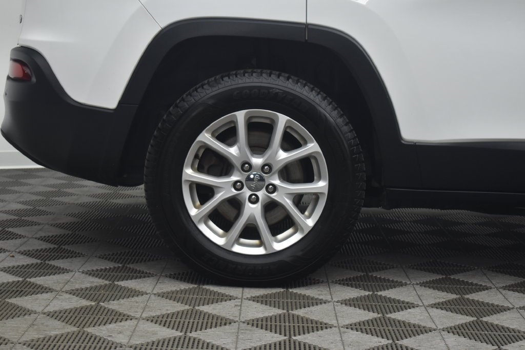 Used 2017 White Jeep Latitude image 26