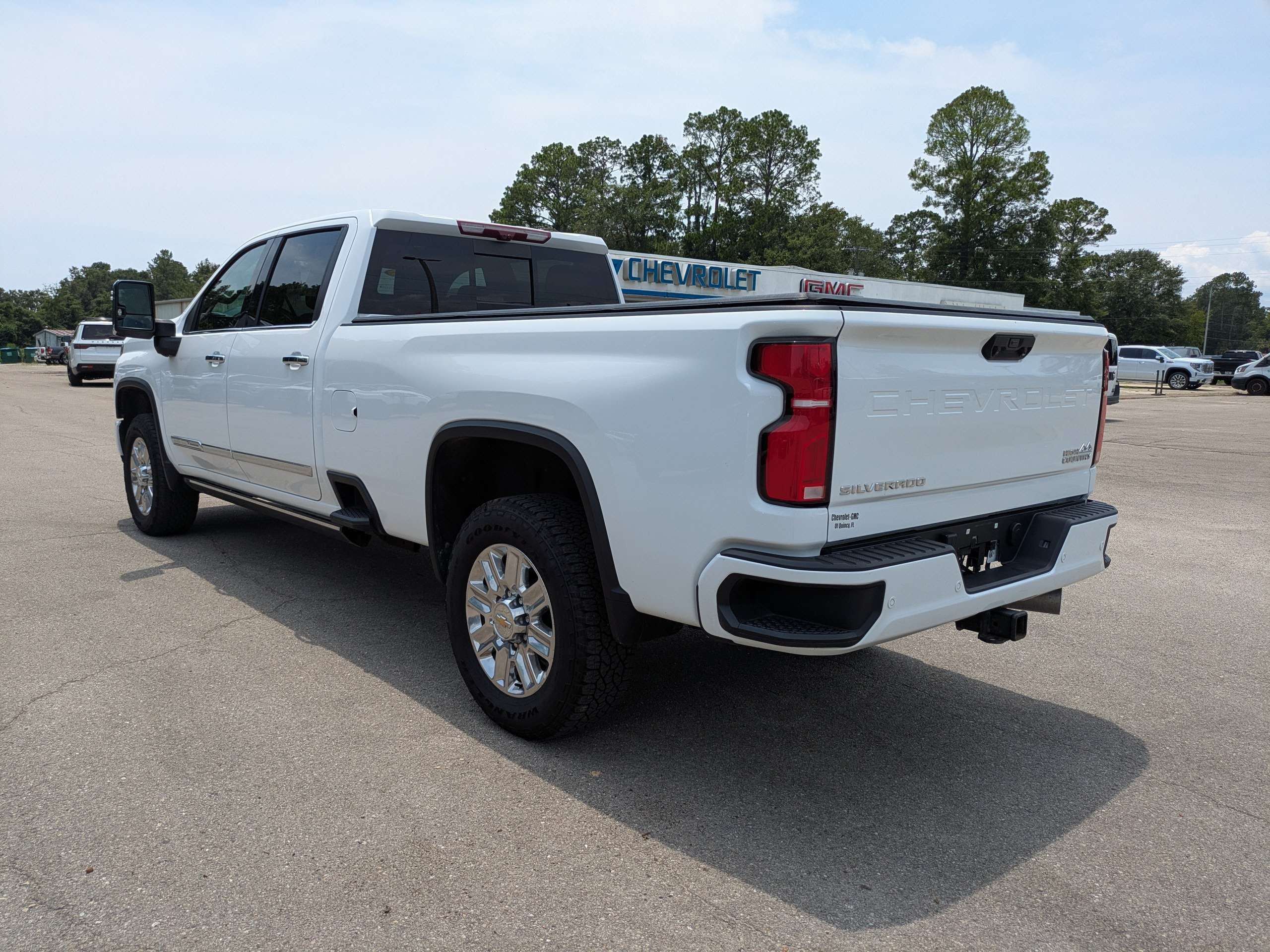 Used 2025 Summit White Chevrolet High Country image 6