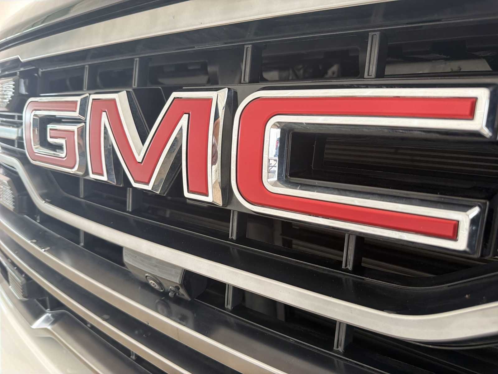 Used 2025 Summit White GMC AT4 image 31