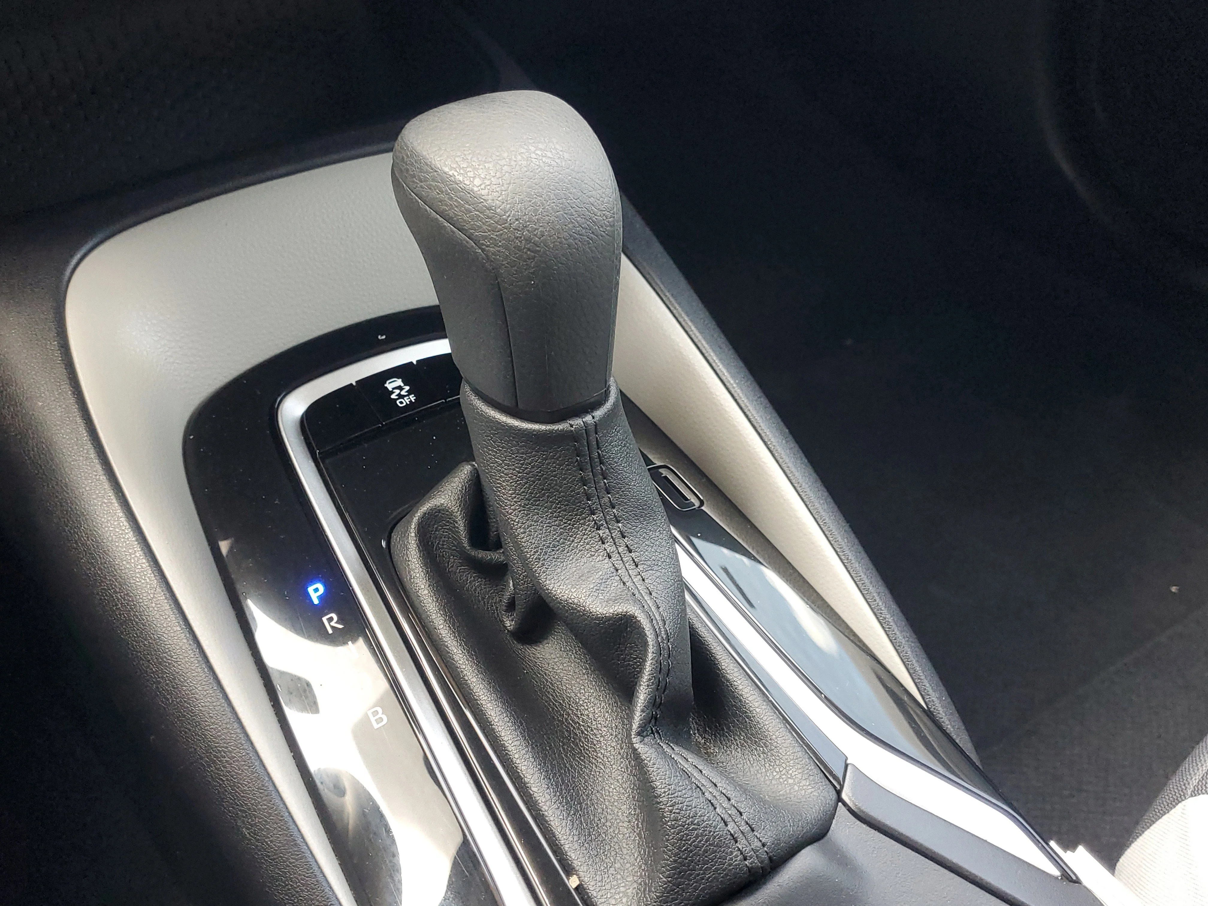 Used 2025 Midnight Black Metallic Toyota LE image 28