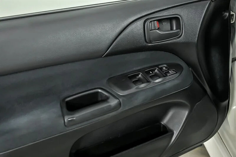 Used 2003 Weightless White Mitsubishi  image 17