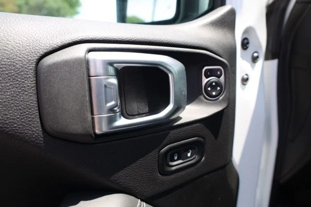 Used 2023 White Jeep Sahara image 23