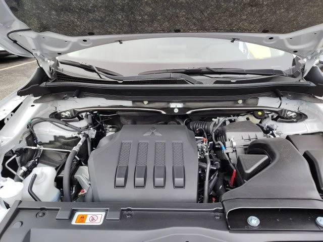 New 2026 White Mitsubishi SE image 37