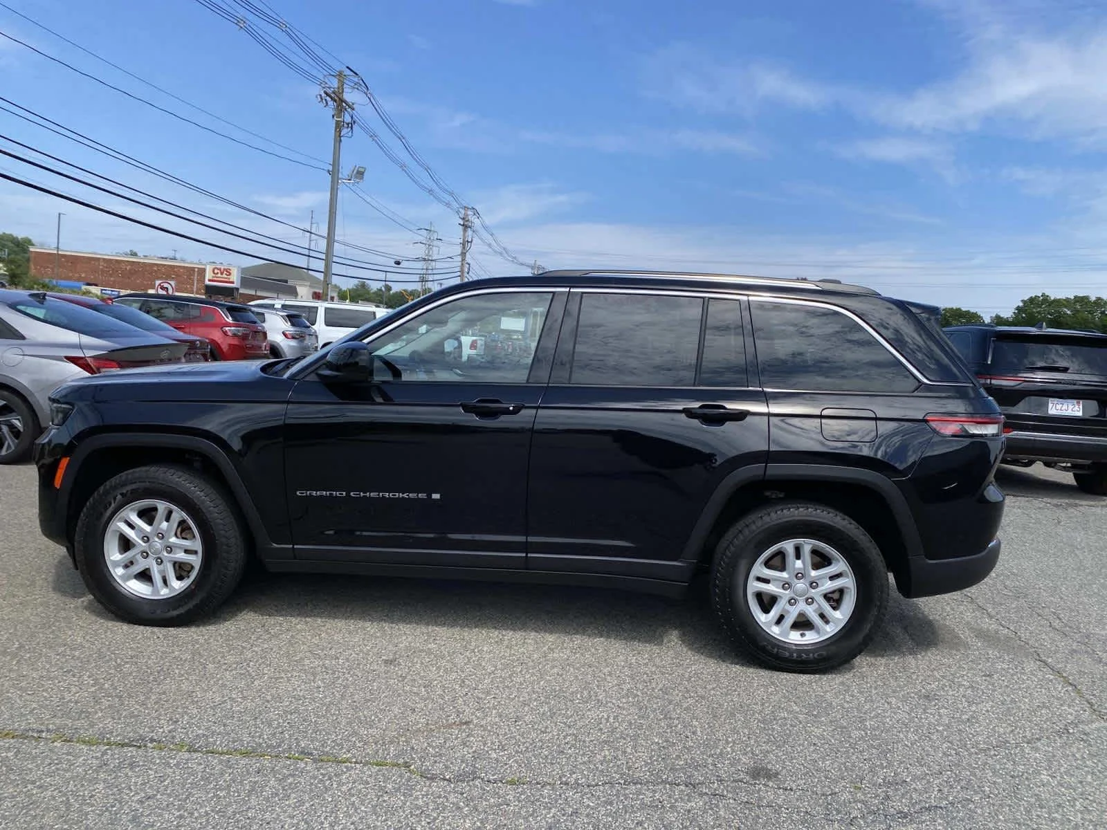 Certified Used 2023 Diamond Black Crystal Pearlcoat Jeep Laredo image 8