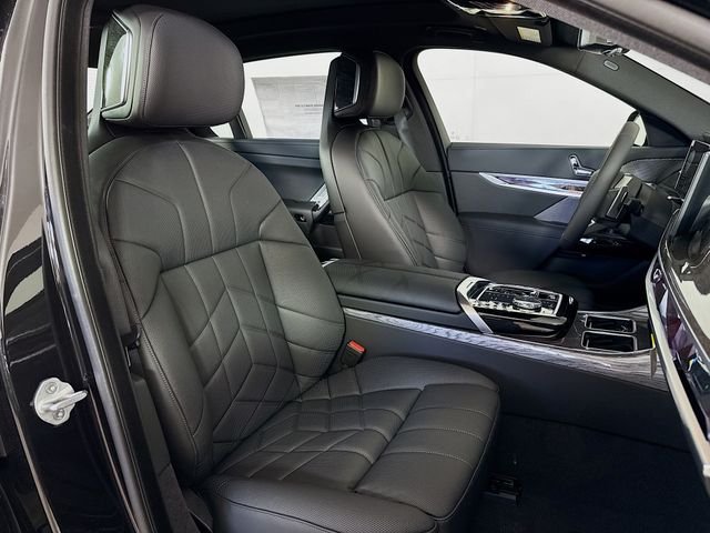2025 BMW 7 Series 760i - Photo 32
