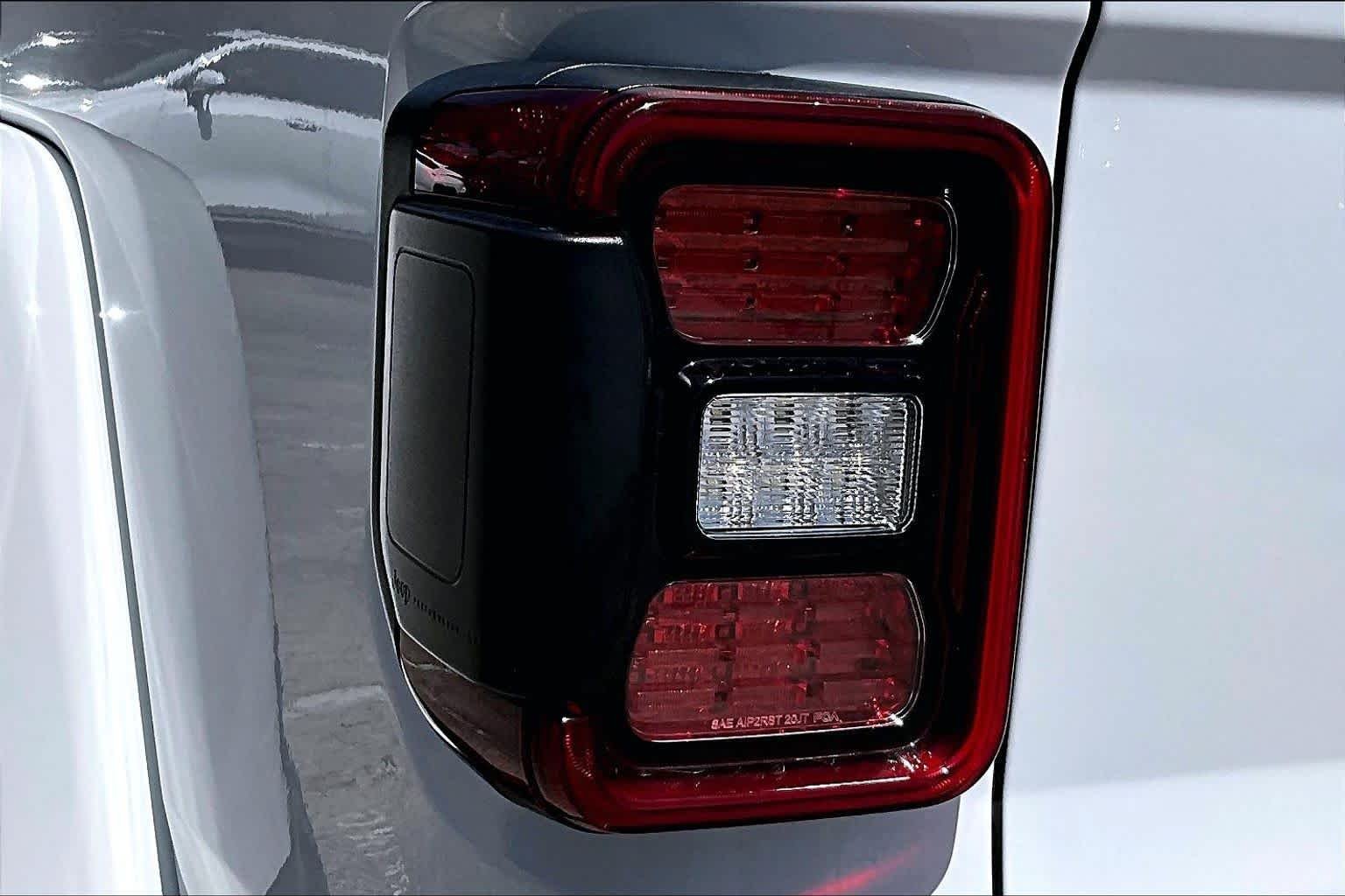 Used 2020 Bright White Clearcoat Jeep Rubicon image 28