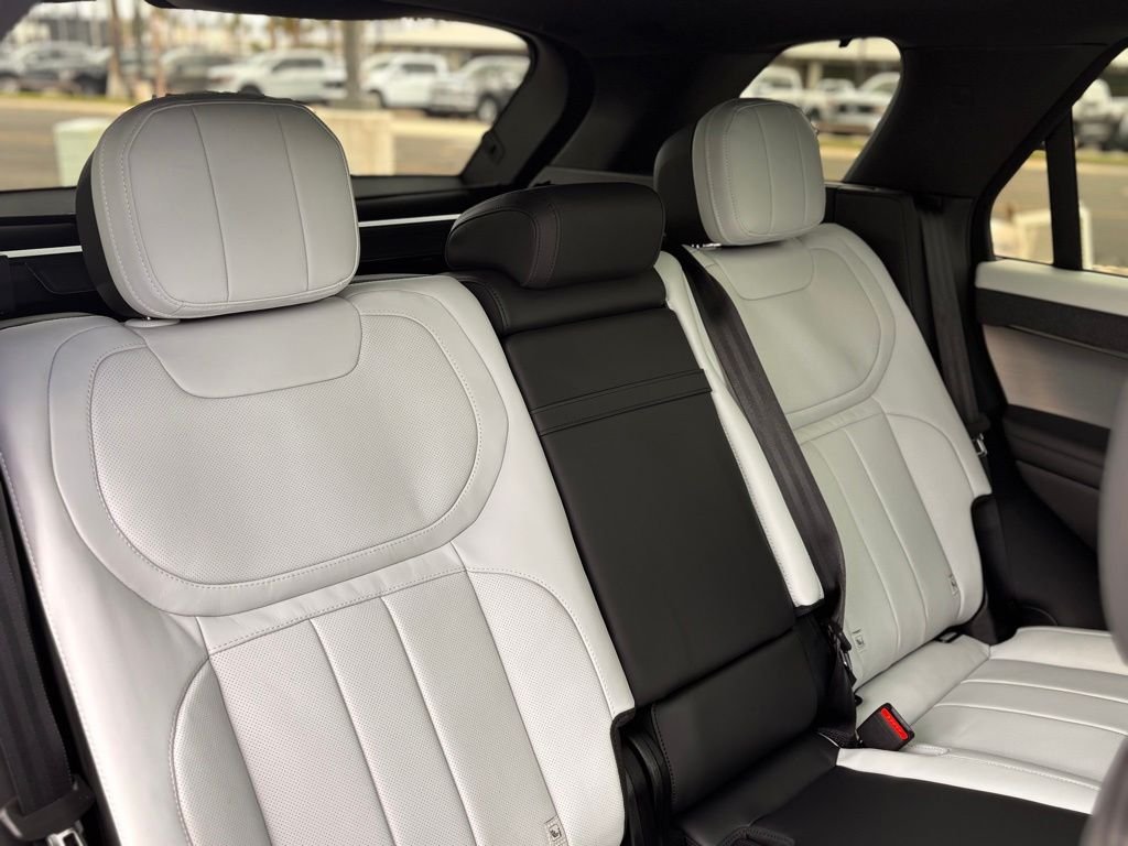 New 2026 Santorini Black Land Rover Dynamic SE image 9