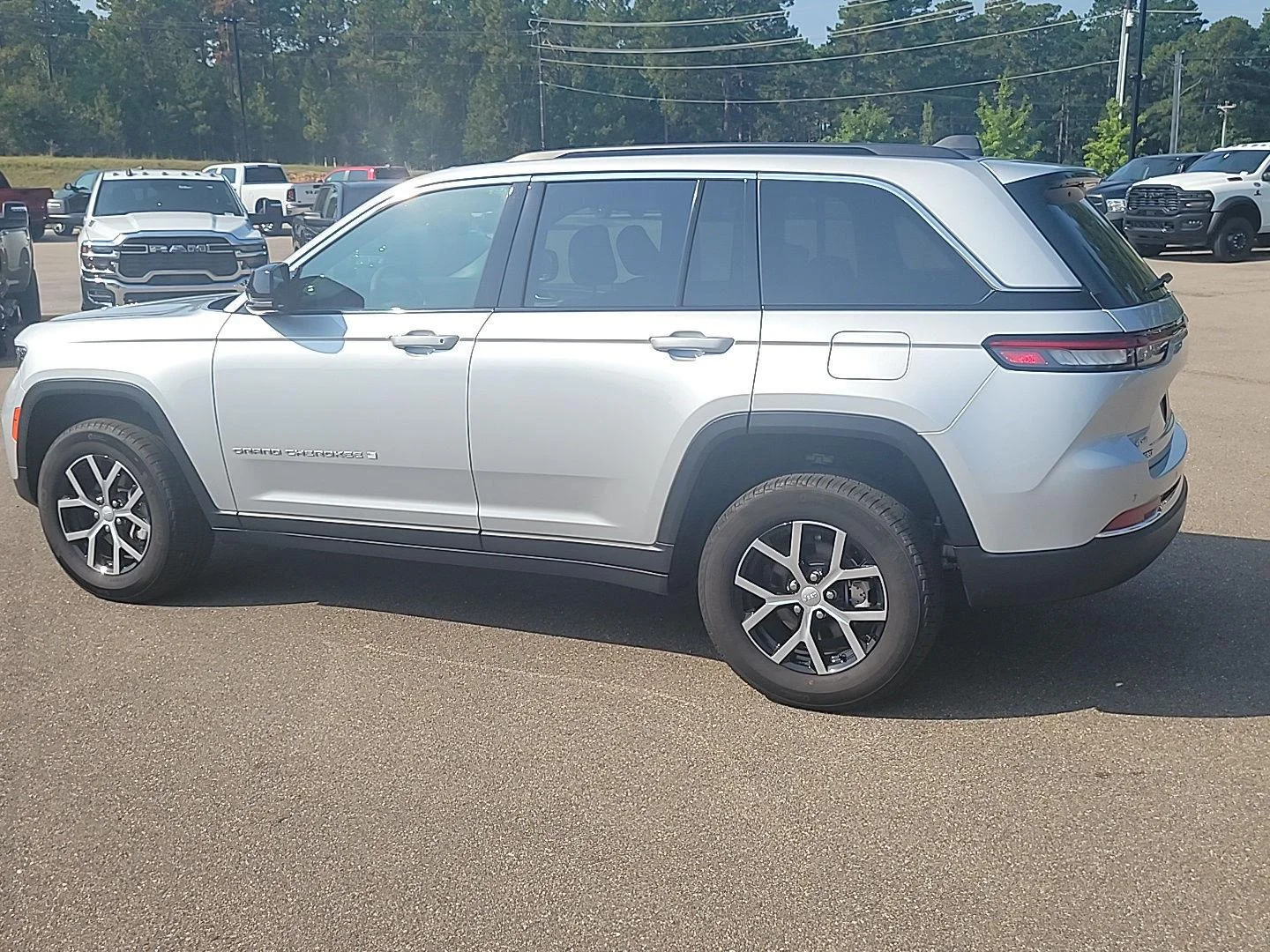 Used 2025 Silver Zynith Jeep Limited image 7