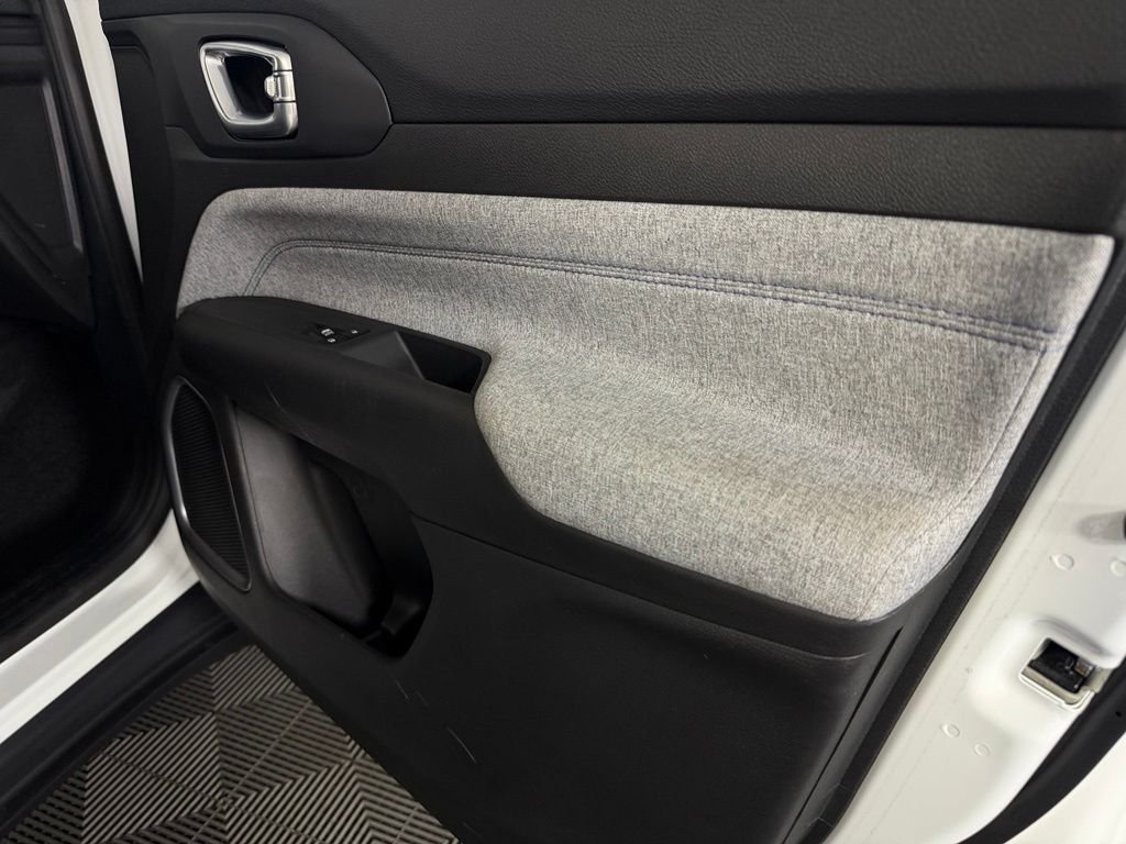 Used 2025 White Jeep Latitude image 32