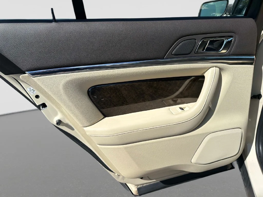 Used 2015 Silver Lincoln Base image 13