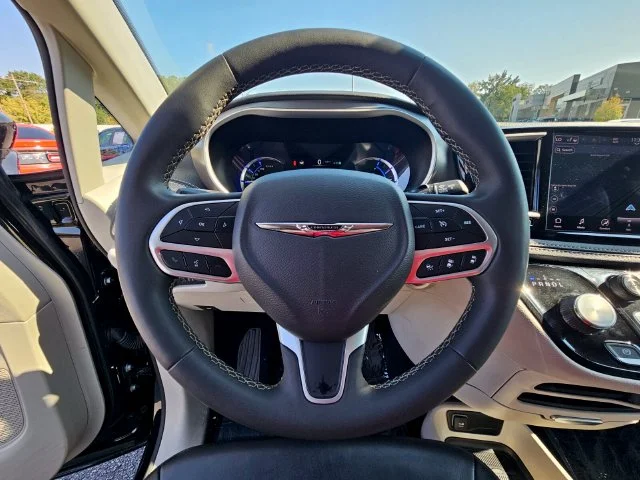 Used 2024 Black Chrysler Select image 28