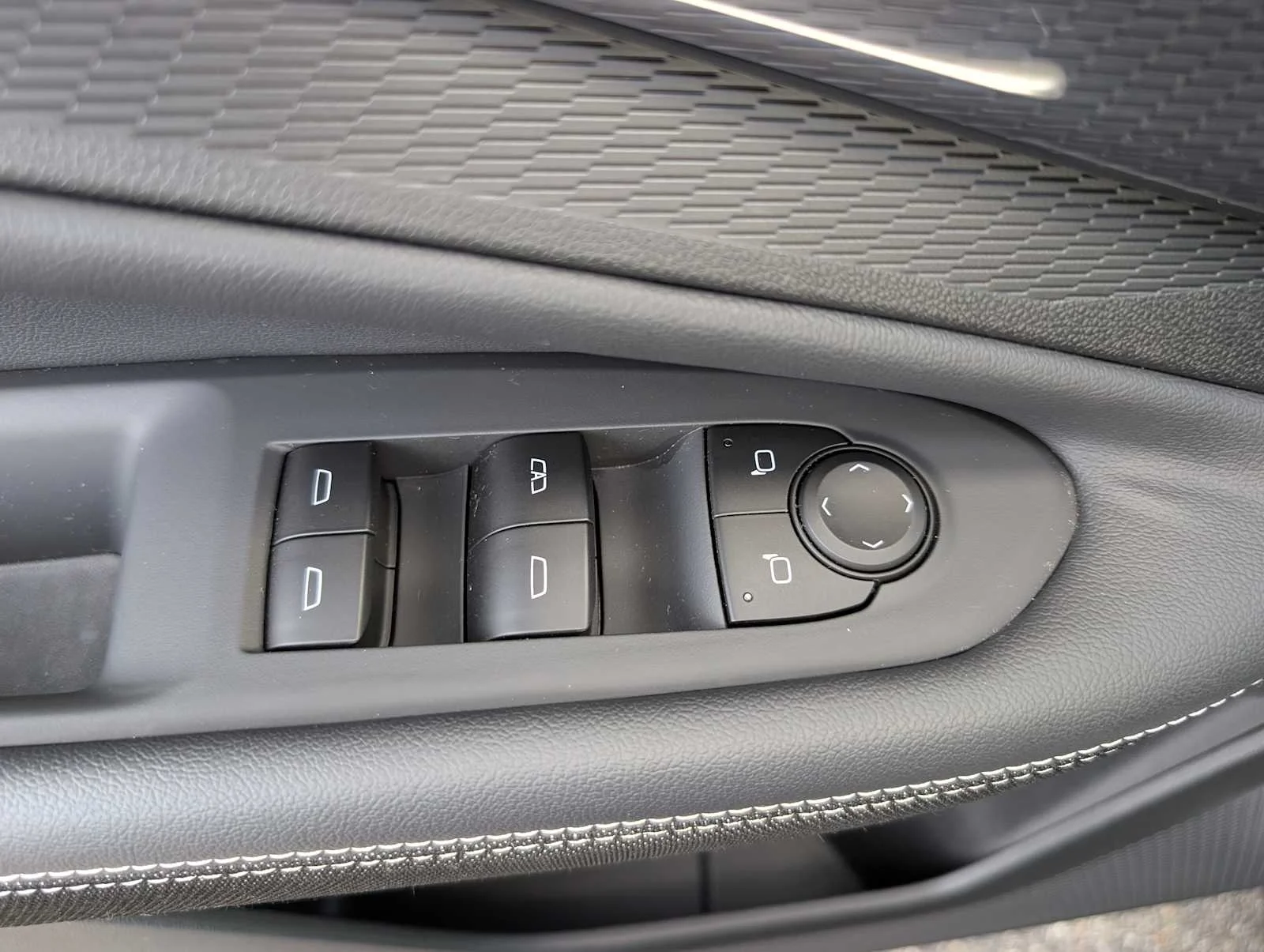 New 2025 Summit White Chevrolet AWD LT image 29