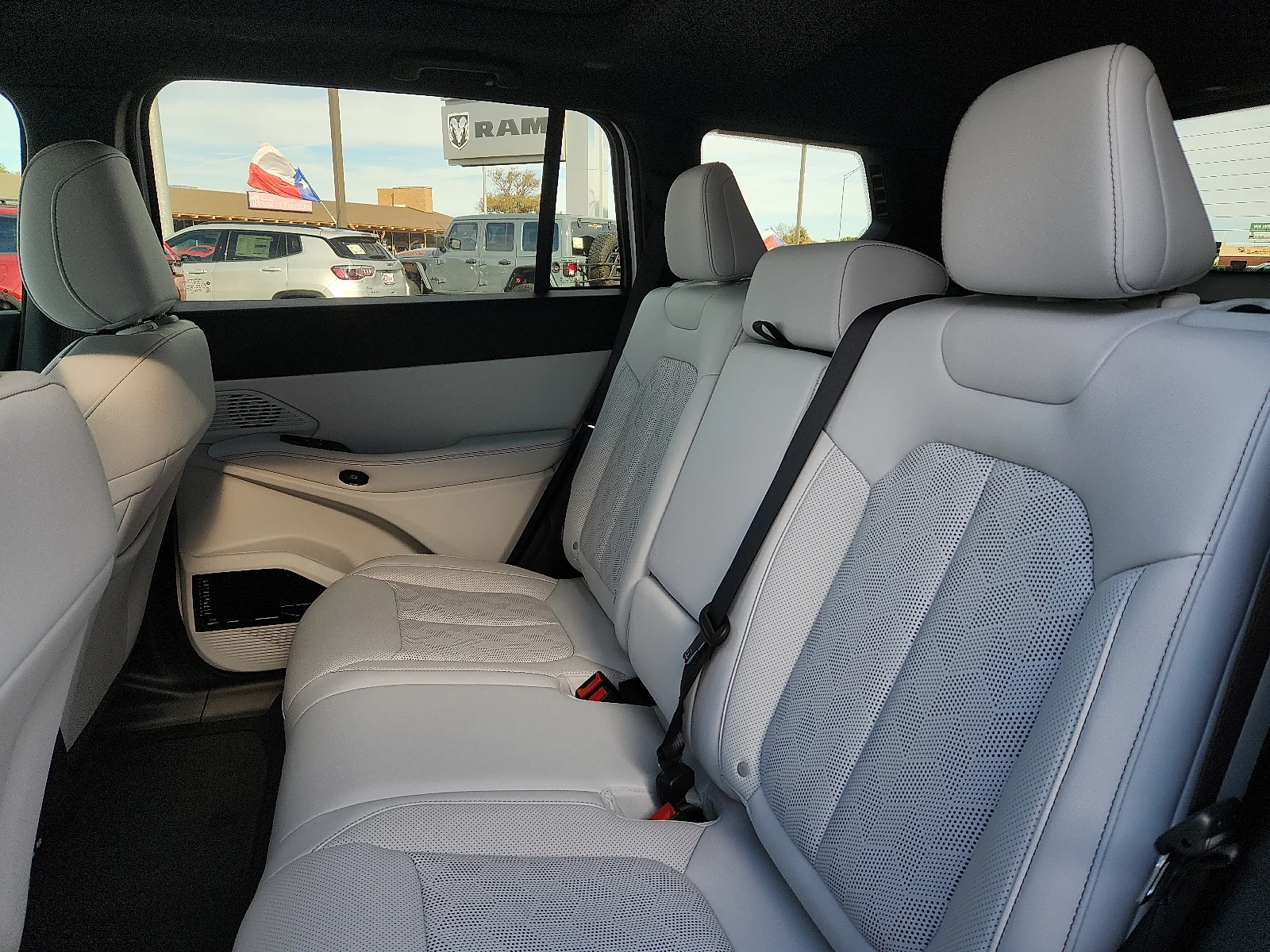 New 2026 White Jeep OVERLAND 4X4 image 9