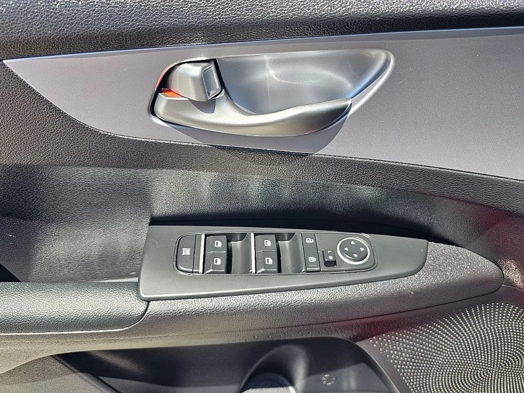Used 2022 Red Kia LXS image 25