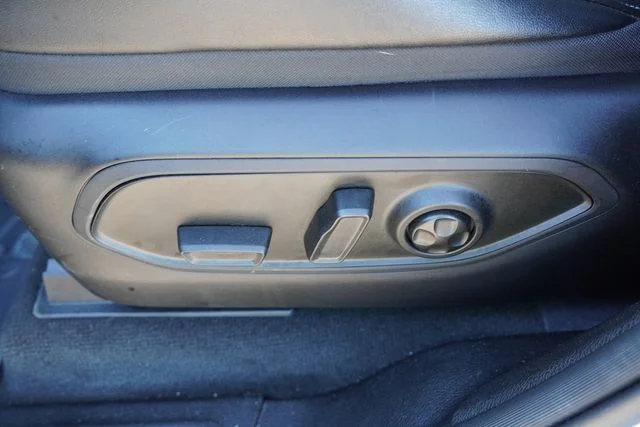 Used 2023 White Jeep Altitude image 26