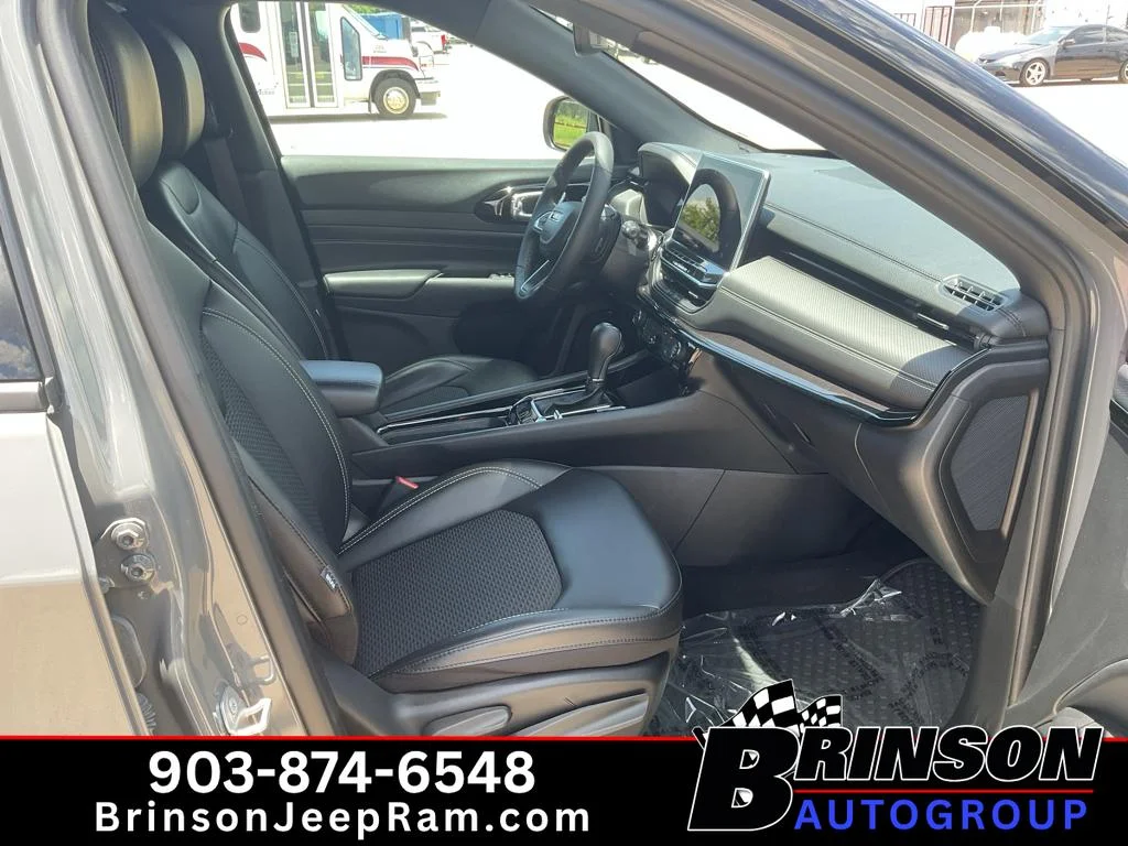 Used 2023 Grey Jeep Altitude image 23