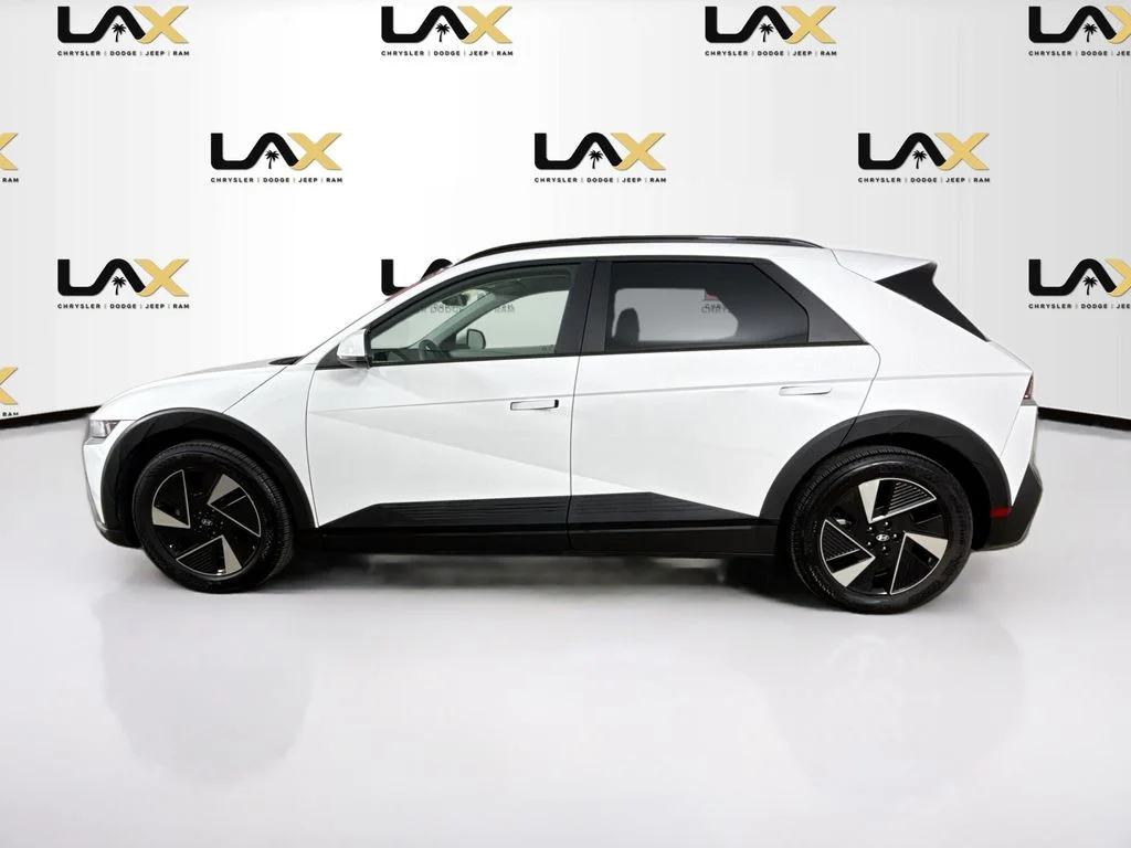 Used 2025 White Hyundai SEL image 4