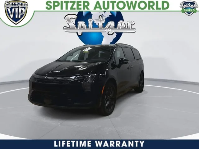 New 2027 Diamond Black Crystal Pearl-Coat Exterior Paint Chrysler Limited image 4