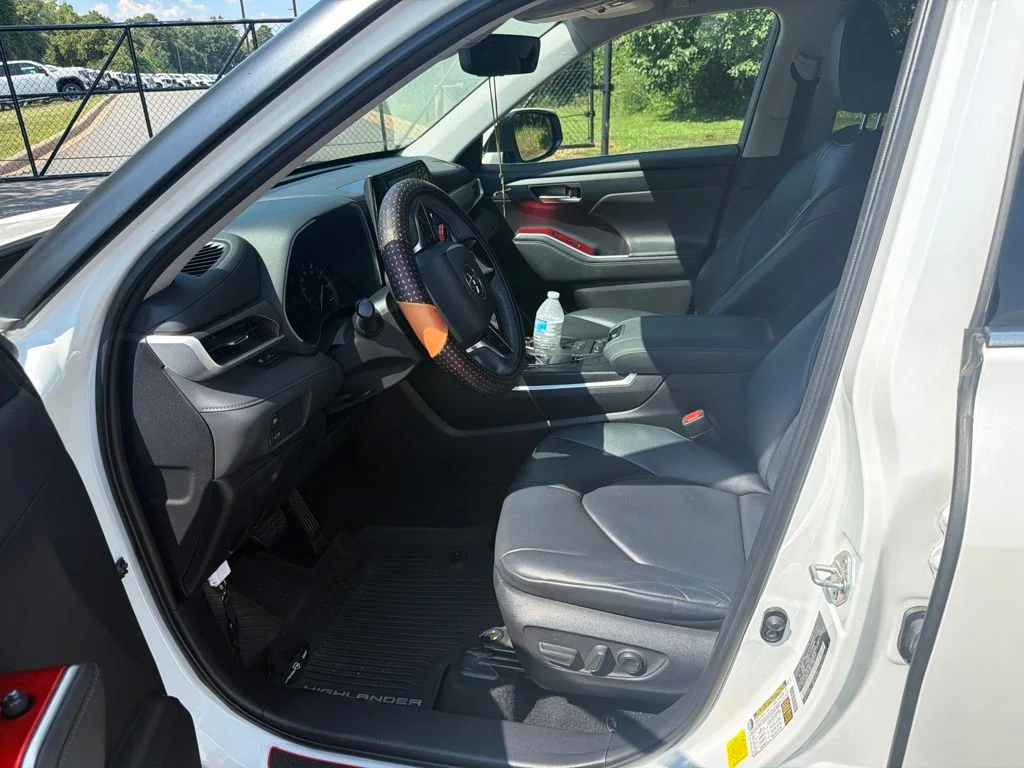 Used 2020 White Toyota XLE image 16