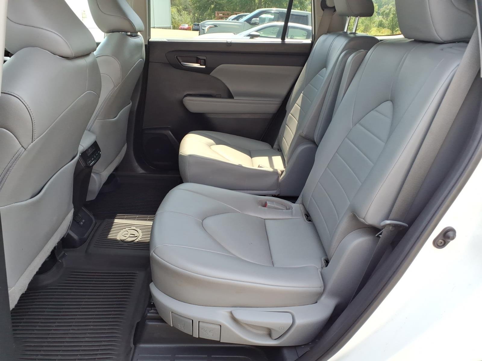 Used 2022 Wind Chill Pearl Toyota XLE image 13