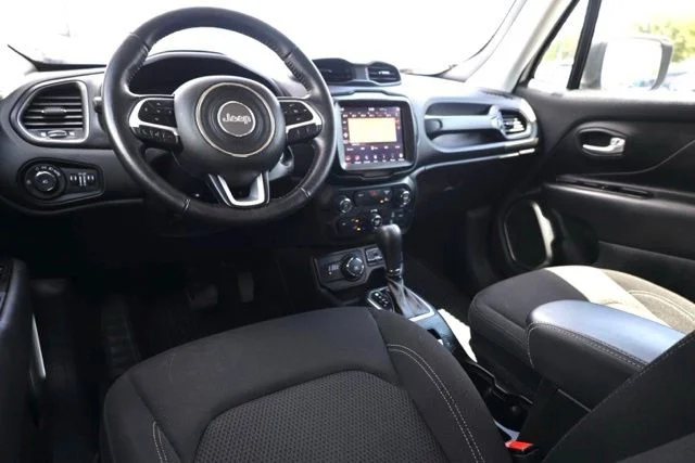 Used 2023 White Jeep Latitude image 9