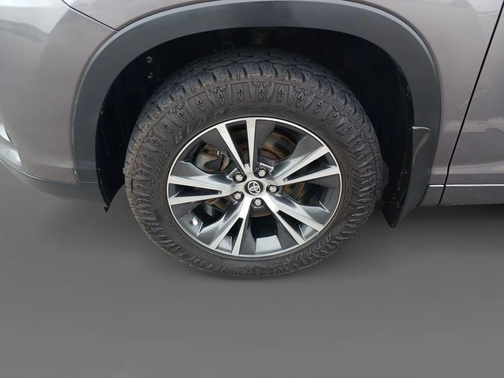 Used 2017 Gray Toyota LE image 15