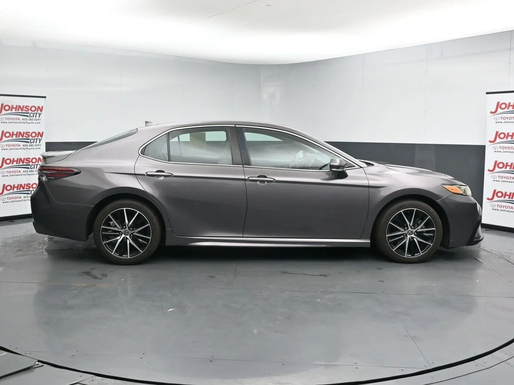 2022 Toyota Camry SE - Photo 9