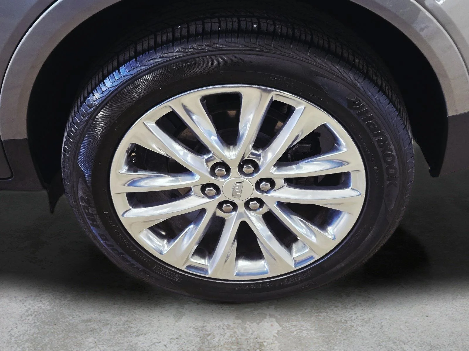 Used 2019 Bronze Dune Metallic Cadillac Platinum AWD image 10