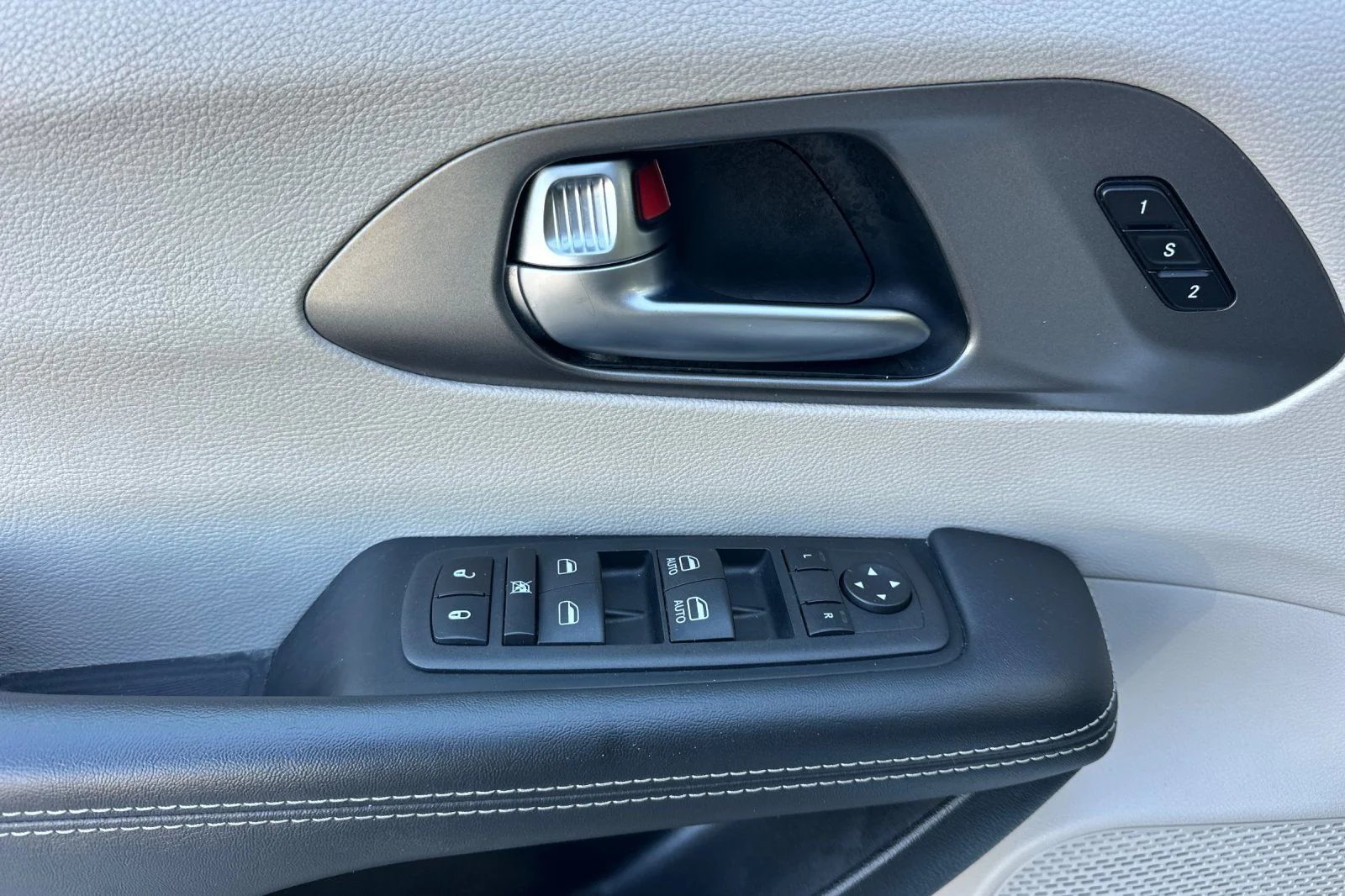 Used 2023 Silver Chrysler Touring L image 11