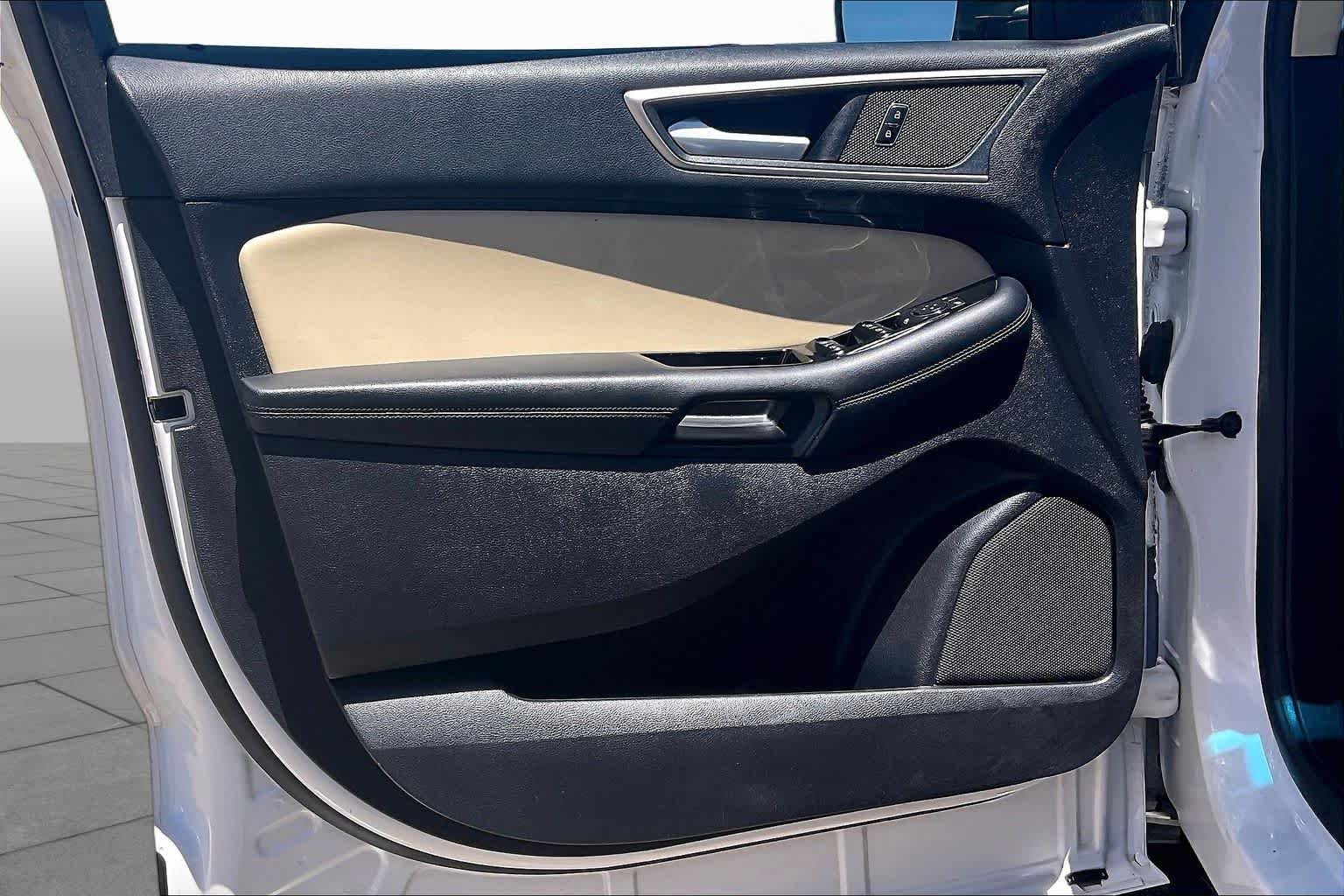 Used 2019 White Platinum Metallic Tri-Coat Ford SEL image 21