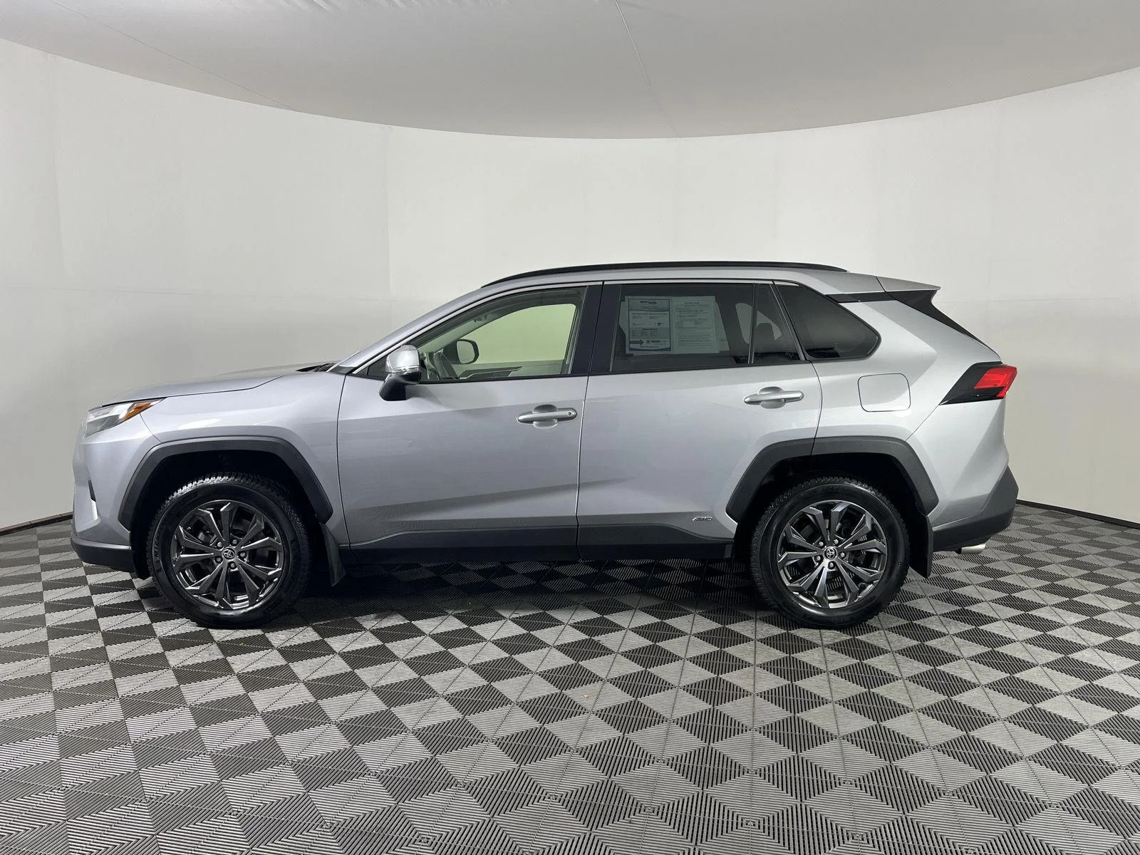 Used 2024 Silver Sky Metallic Toyota XLE Premium image 6