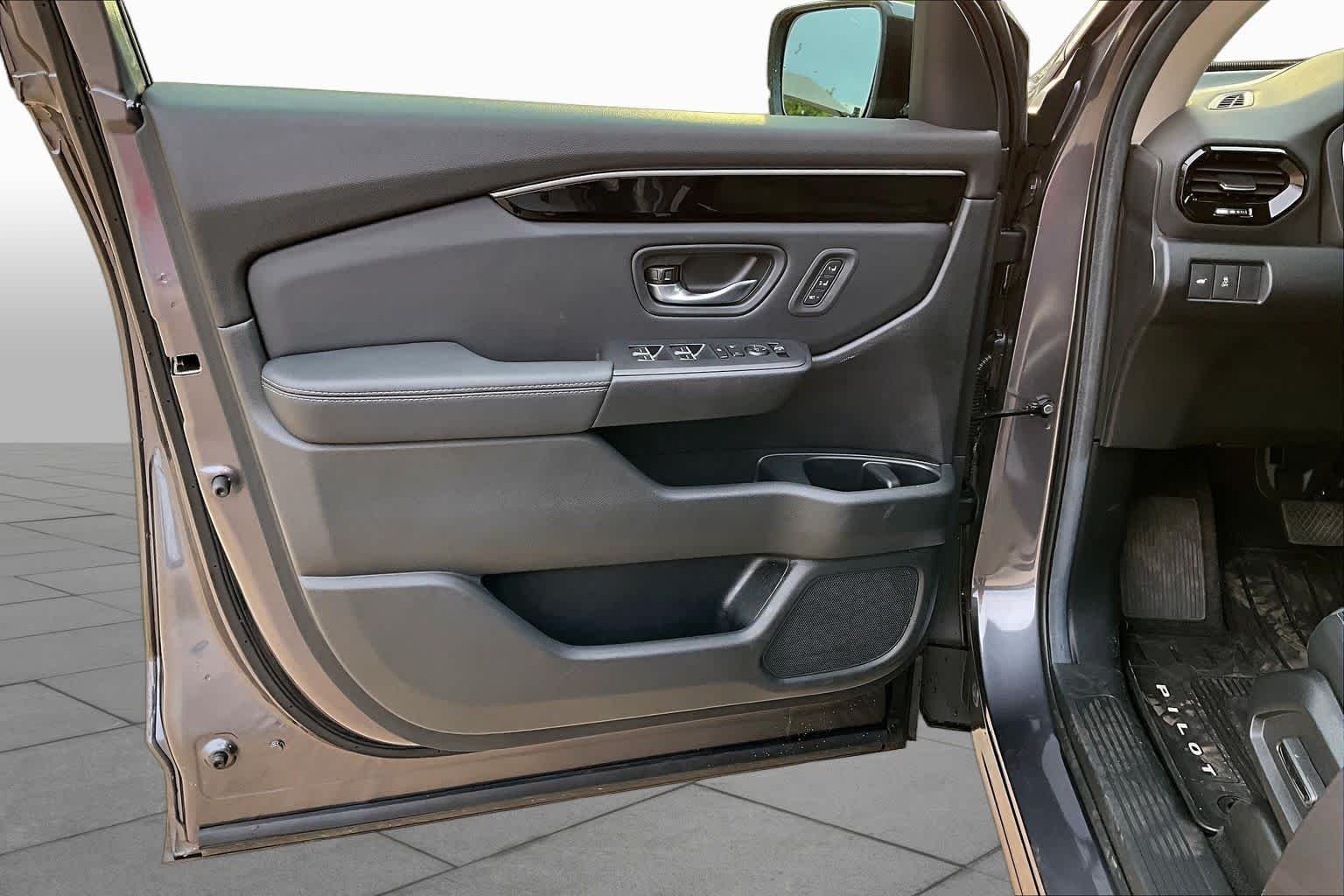 Certified Used 2025 GRAY Honda EX-L image 19