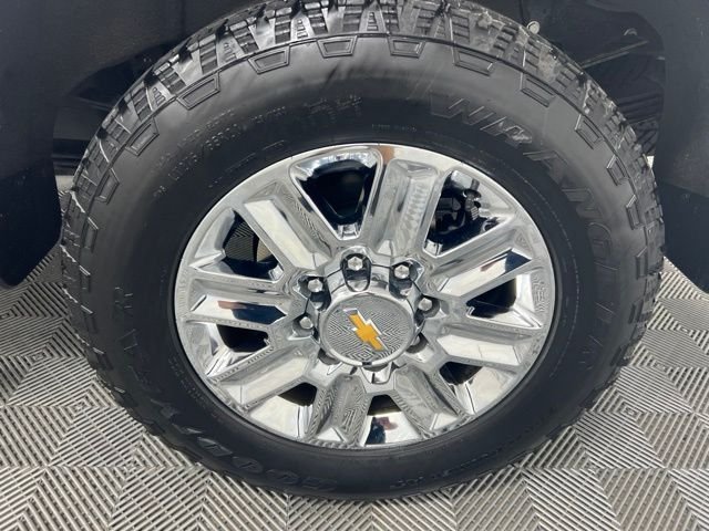 Used 2024 Beige Chevrolet High Country image 9