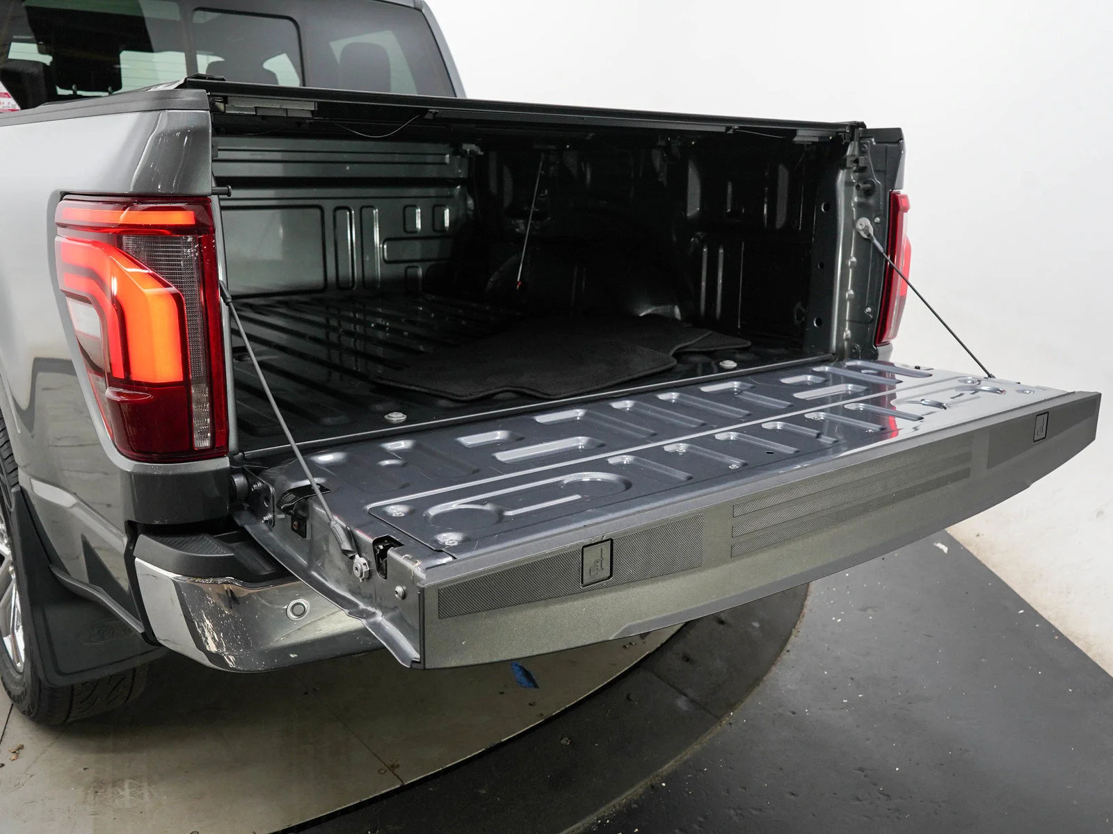 Used 2024 Gray Ford LARIAT image 9