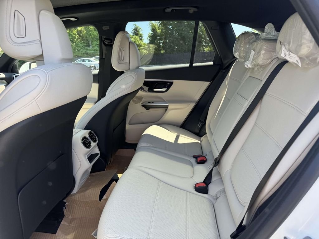 New 2026 Polar White Mercedes-Benz GLC 300 image 30