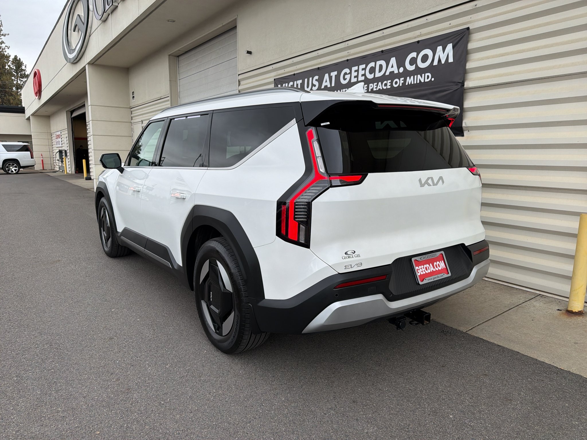 Certified Used 2024 Snow White Pearl Kia Wind image 7