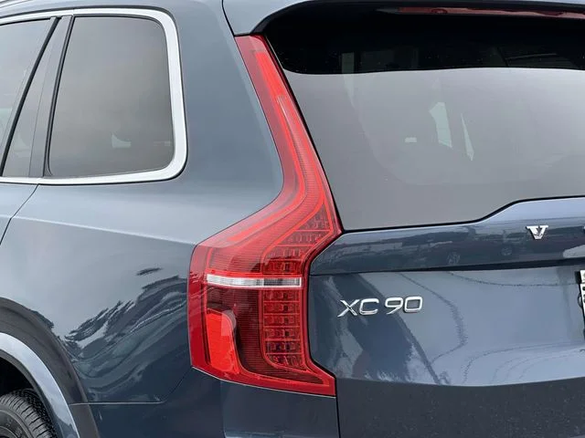 Used 2021 Blue Volvo T6 Momentum image 13
