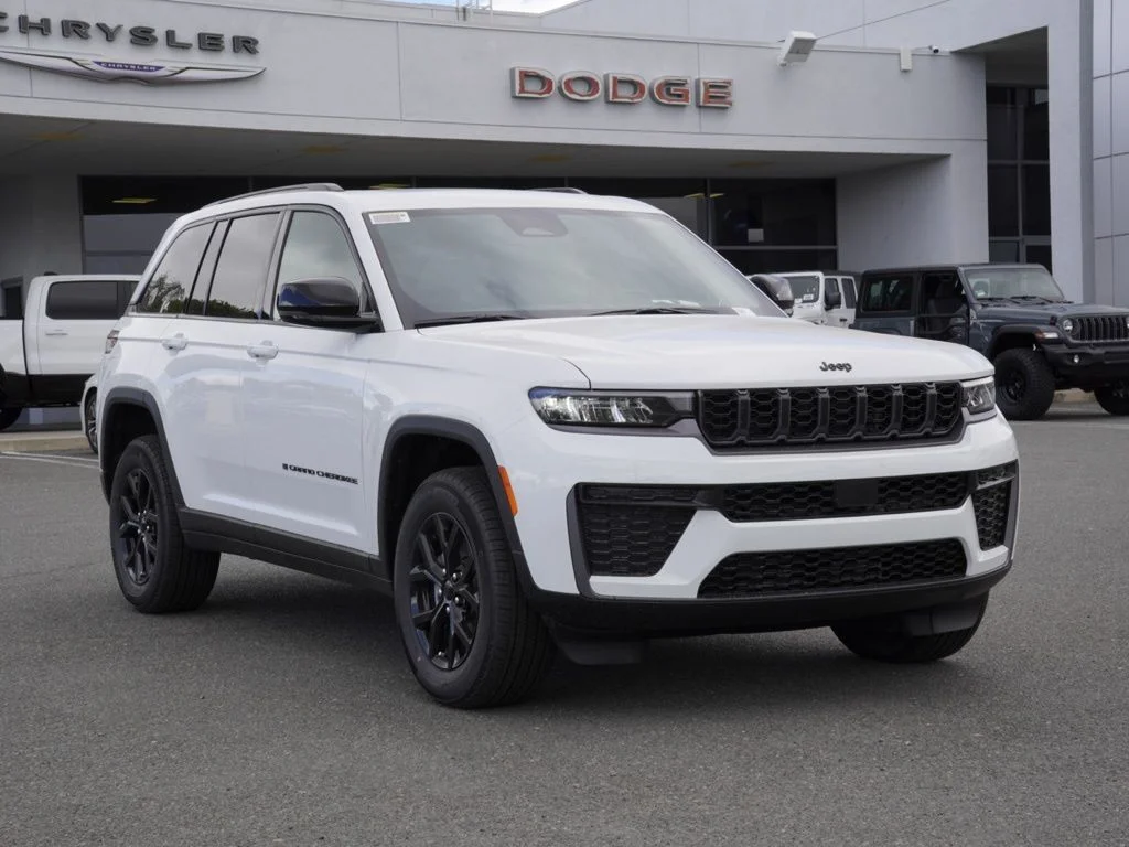 New 2026 Bright White Clear-Coat Exterior Paint Jeep Altitude image 2