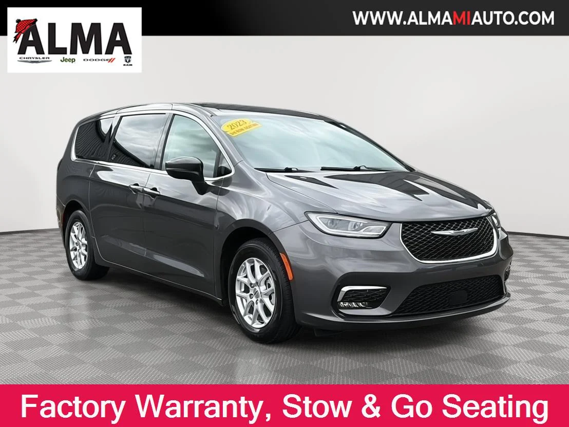 2023 Chrysler Pacifica Touring L's photo